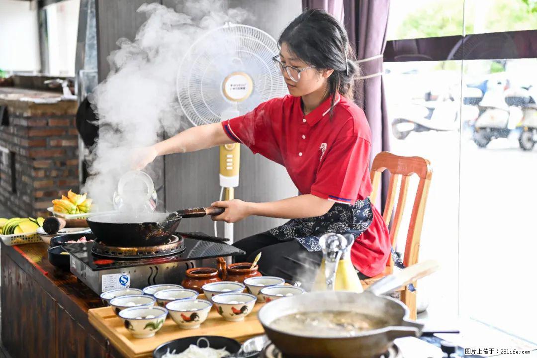 全网追的“扁担女孩”，找了一份暑假工，时薪12元 - 漳州生活资讯 - 漳州28生活网 zhangzhou.28life.com